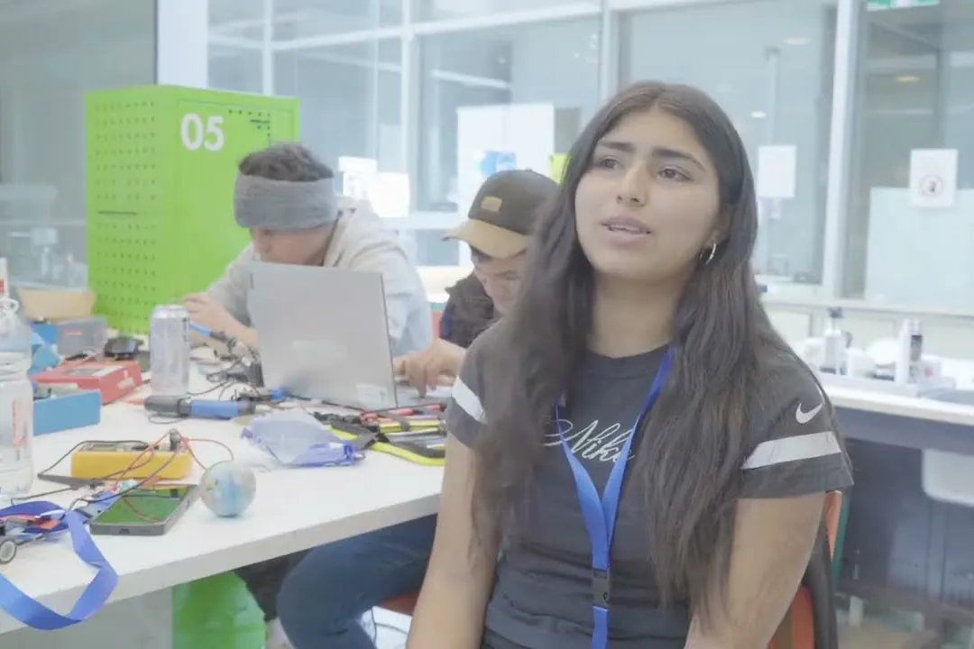 Una competidora en la mesa de trabajo, con sus robots y herramientas