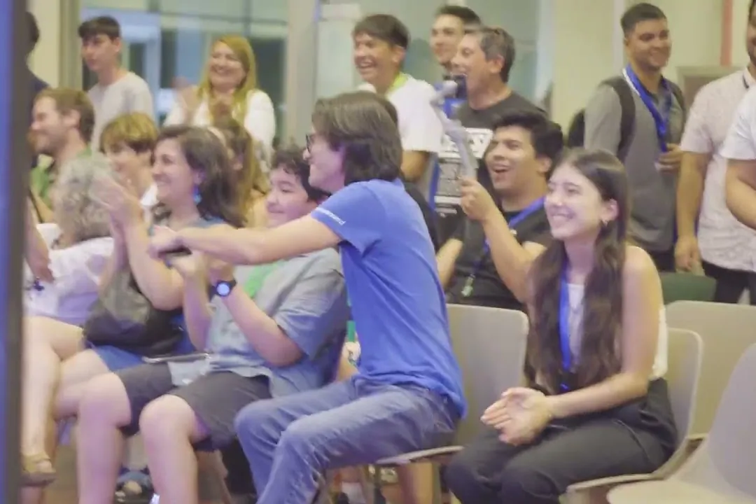 El público celebra una carrera en el All Chile Robot Contest 2025